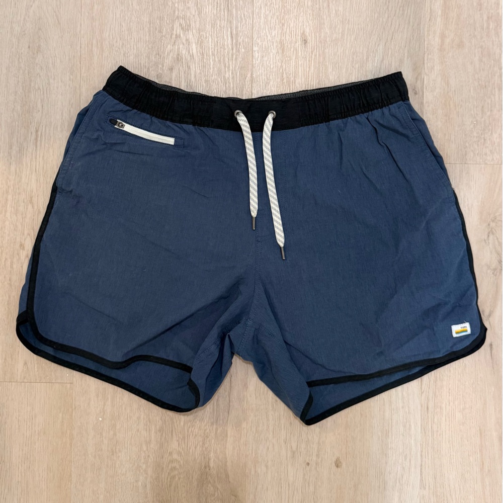 Vuori (L) Banks Men's Navy and Black Athletic Shorts